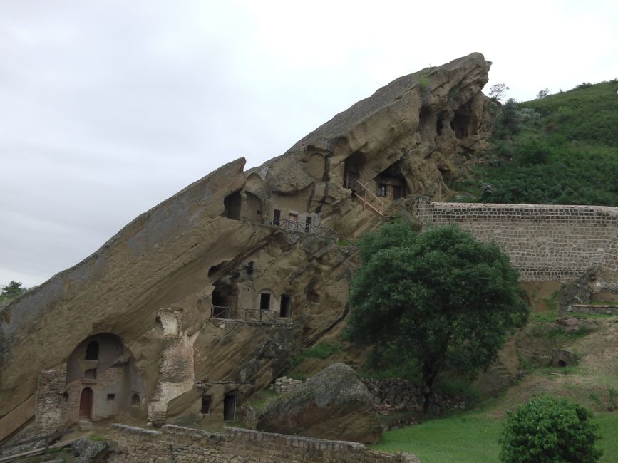 Höhlenkloster in den Fels gebaut