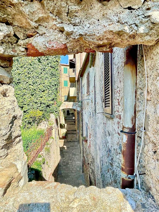 Ruelles, arches, pierres – l'histoire est à portée de main ici.