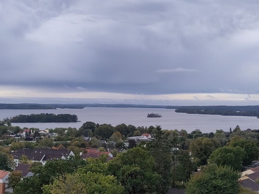 Blick vom Parnaßturm bei Plön in die seenreiche Landschaft der Holsteinischen Schweiz