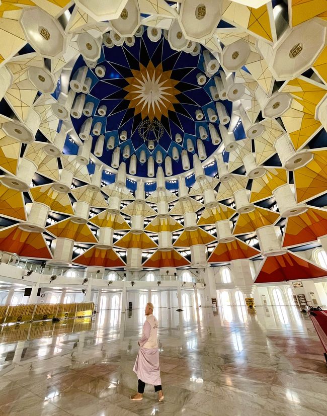 Innenraum der Moschee der 99 Kuppeln