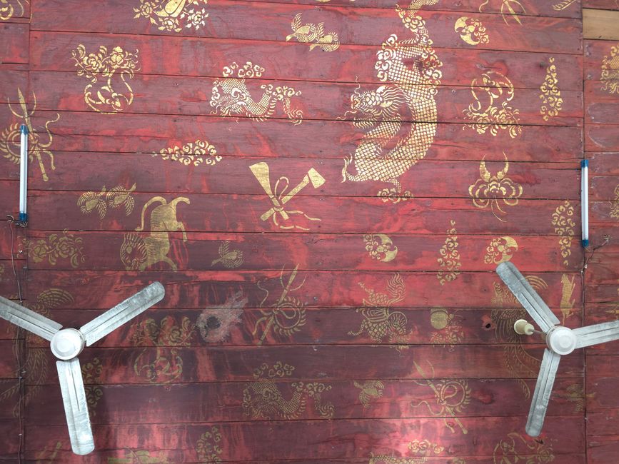 Une journée au bord de la rivière et les petits temples de l'autre côté de la rivière