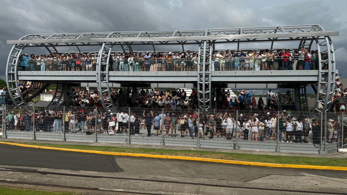 Miraflores Locks -"Unsere Fans auf der Besuchertribüne"