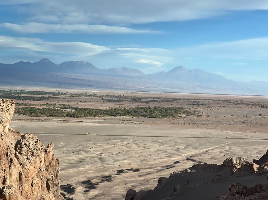 Blick nach Osten, San Pedro, dahinter die Bergkette, zum Teil bereits argentinisch bzw. bolivianisch