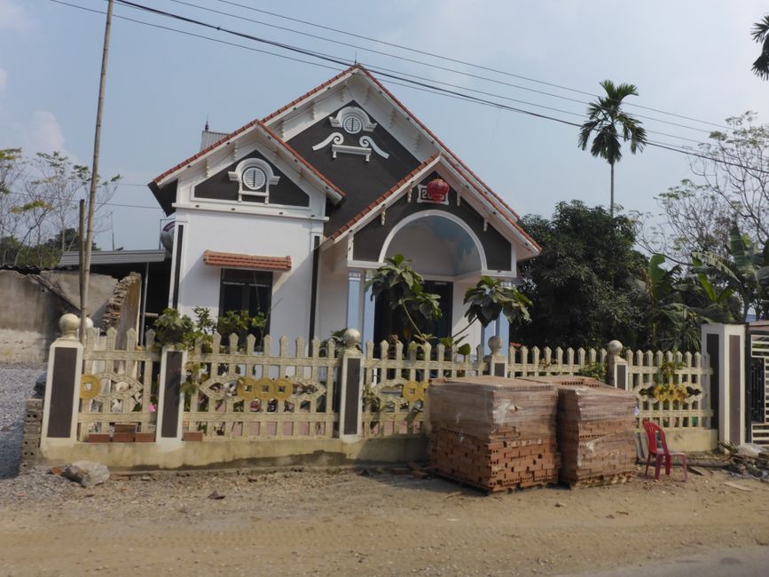Dans le village, les maisons sont plus larges