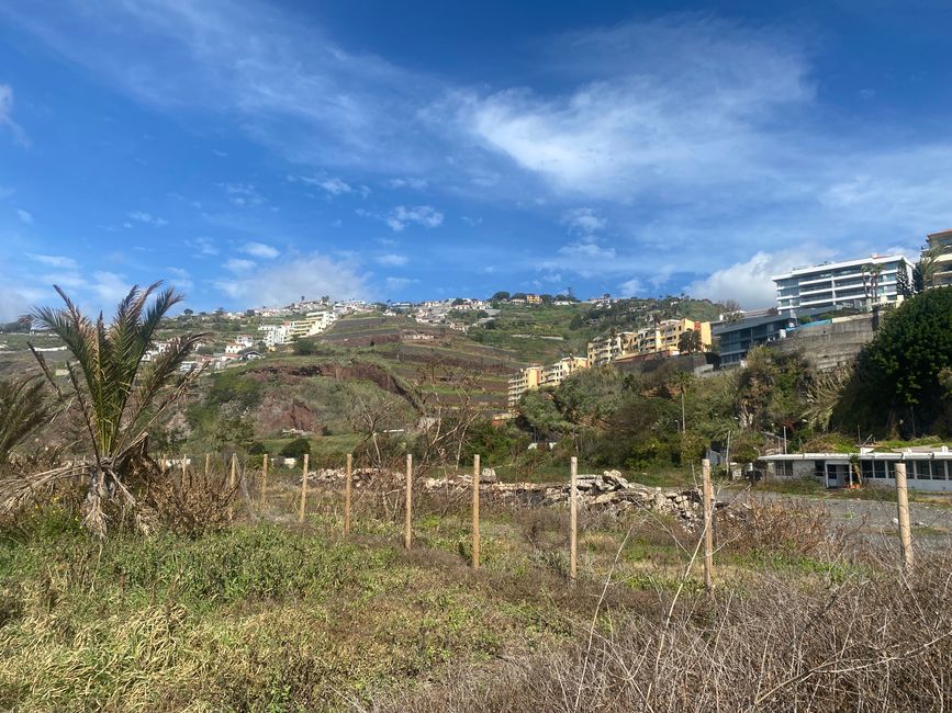 Links grüne Landschaft, rechts beginnt das Hotelviertel