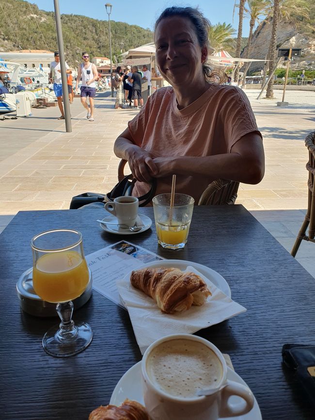 Frühstück am Hafen