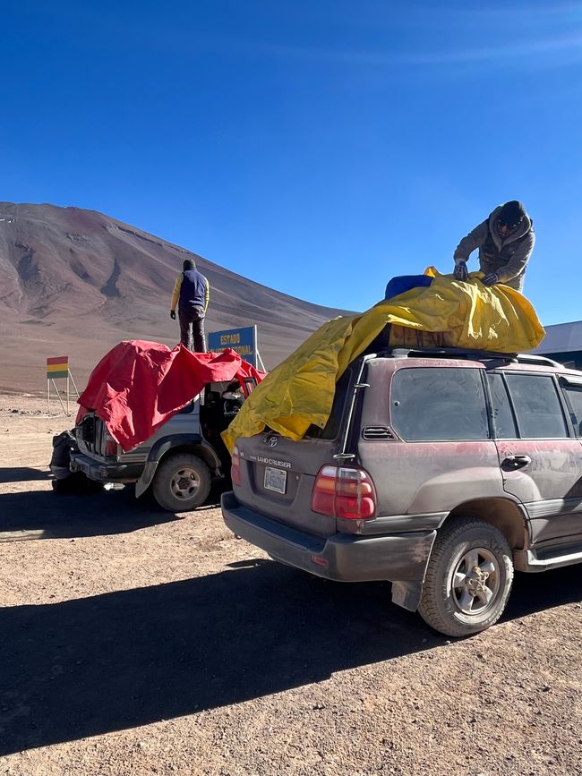 Die Jeeps werden beladen