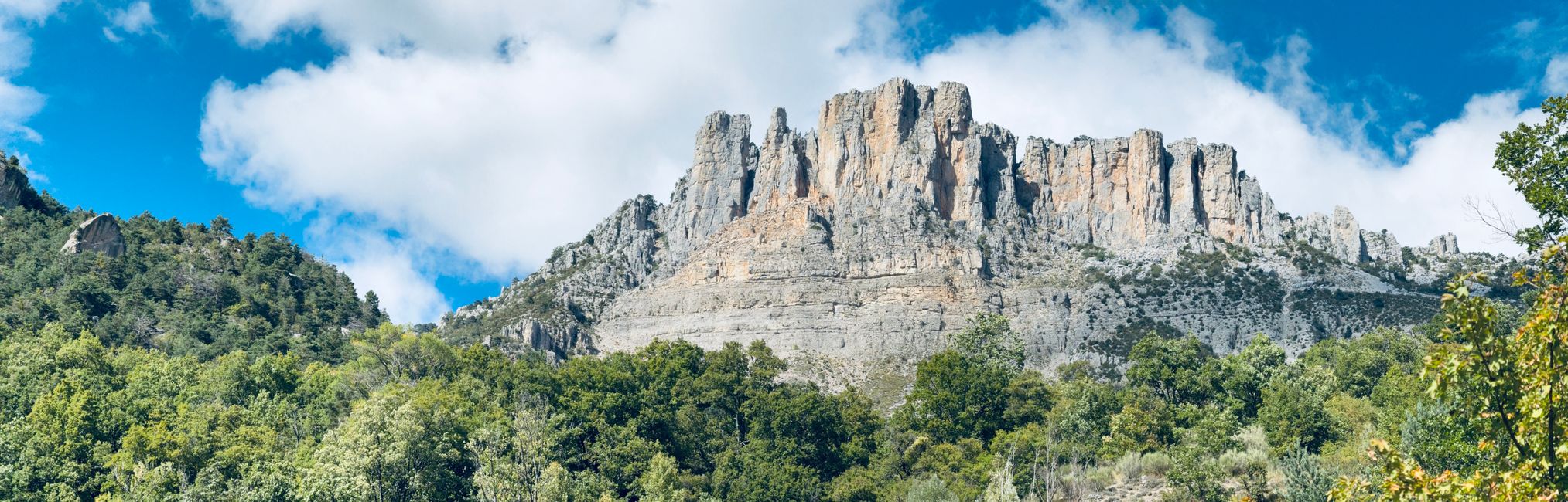 Wilde Felsformationen überragen die Schlucht