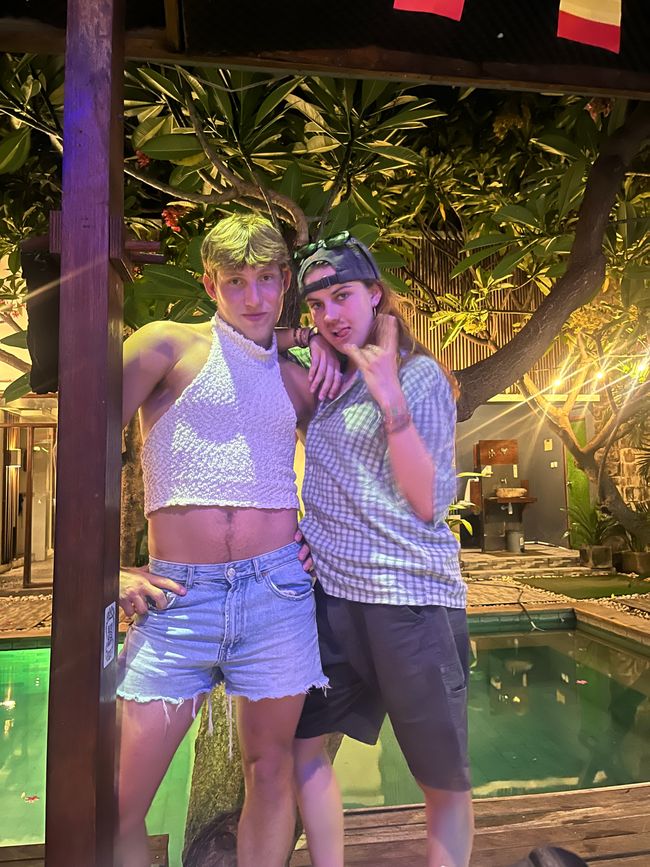 Gender bender in the hostel 