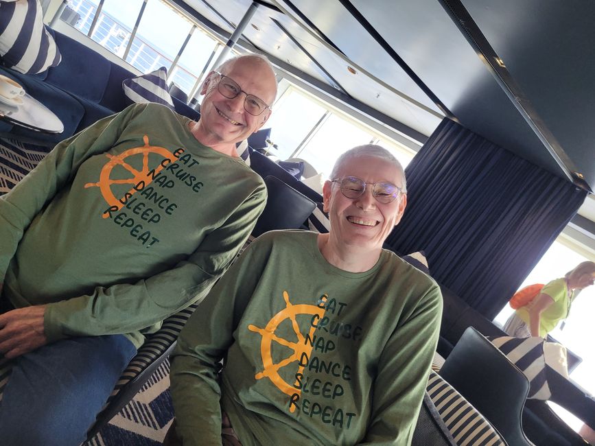 Tag 15: Stilecht zum Tanzkurs - ganz lieben Dank an unsere Schwiegertochter für die extra für die Kreuzfahrt entworfenen Shirts