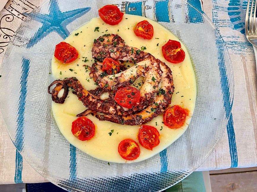 Ickes Abendessen: Octopus auf Kartoffelpüree. Und zur Nachspeise gab's eine Pizza.