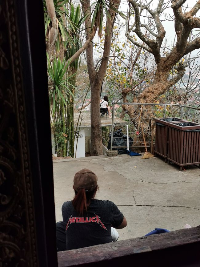 ... vista da un piccolo tempio ... finalmente un ragazza locale con un buon gusto musicale.(sospiro) ...