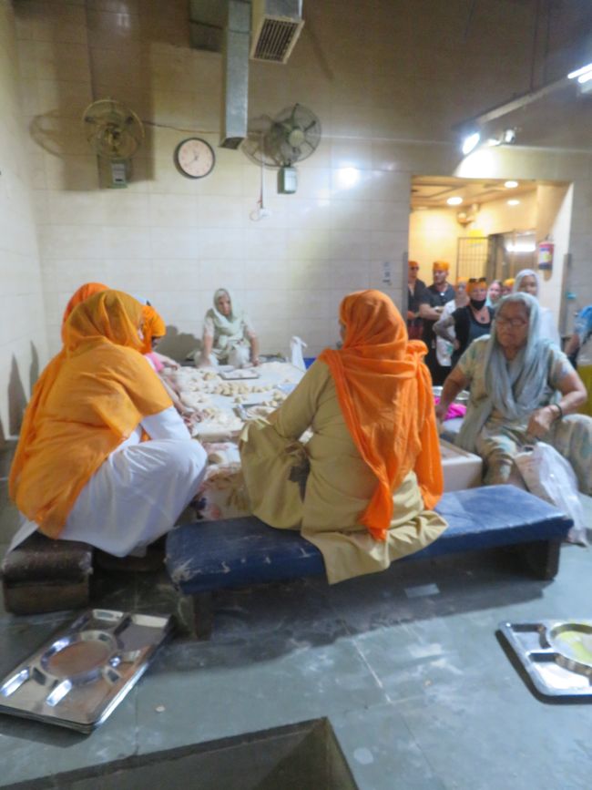 Préparation du pain dans le temple Sikh