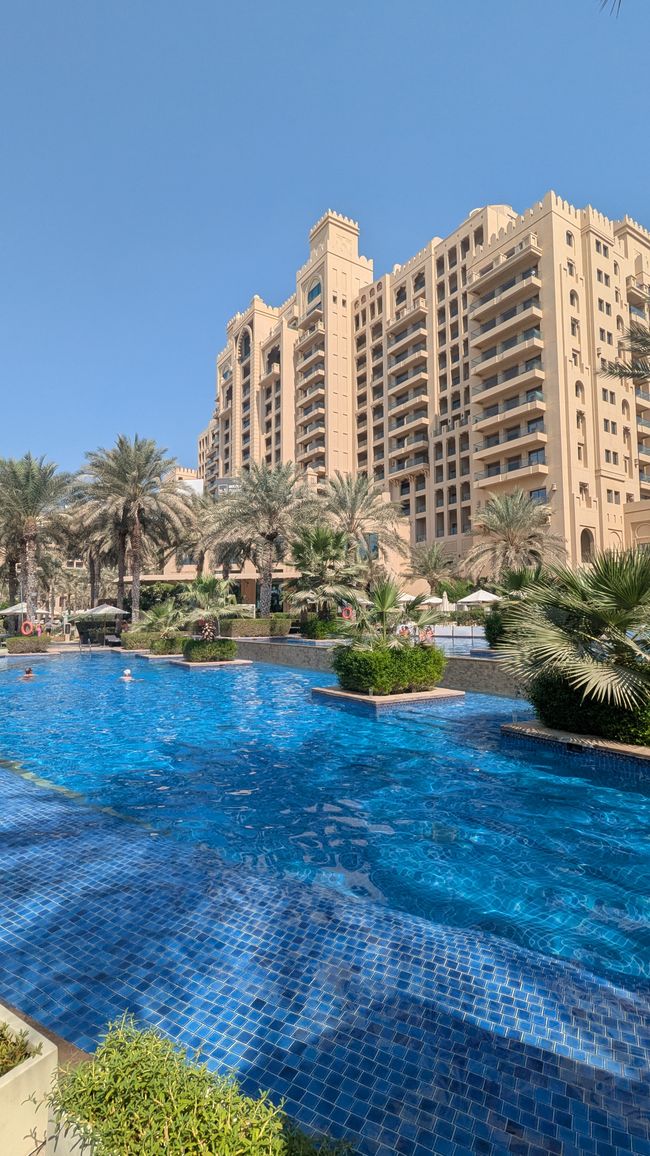 Nakheel Mall en arrière-plan