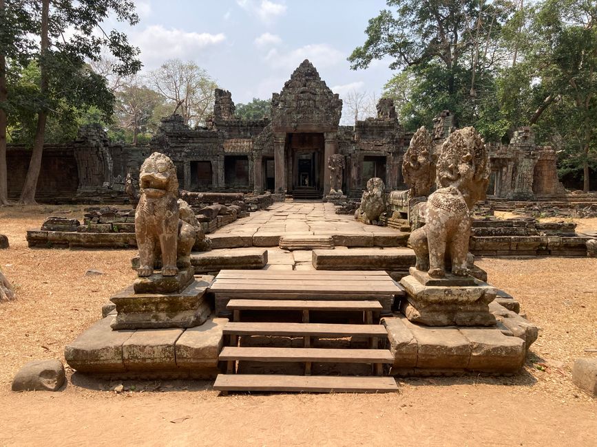 Cambodia - Siem Reap - various temples - mine rats - dance evening