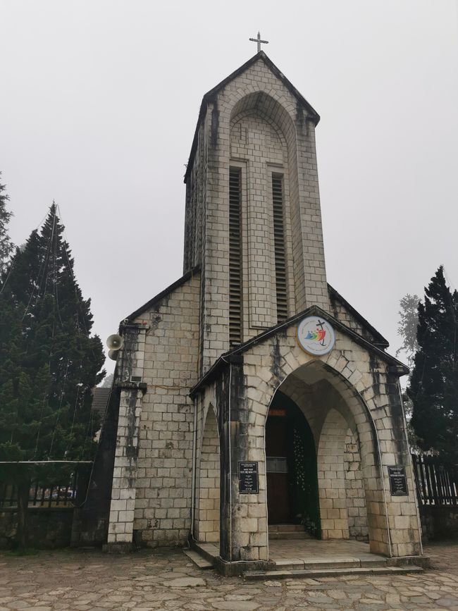 ... iglesia católica en el centro de la ciudad ...