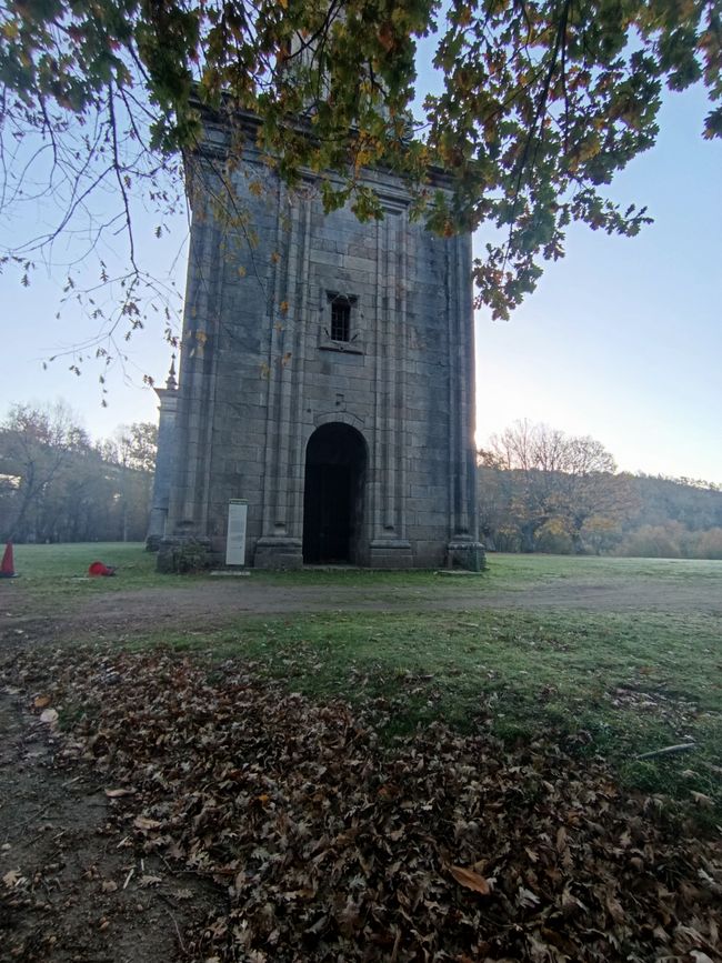 Eine schöne Kirche im Wald