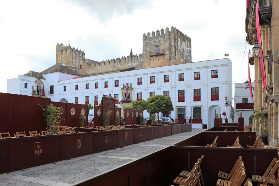 Und wieder die Stühle und Planken für die allabendlich in ganz Andalusien stattfindenden Umzüge der Semana Santa.