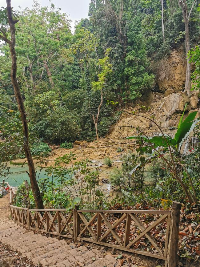 Randonnée autour des chutes d'eau Kuang Si