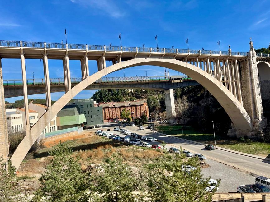 Das Aquädukt Los Arcos mit seiner beträchtlichen Spannweite.