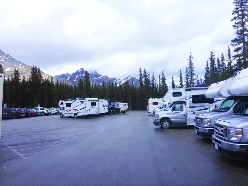 Au parking devant le lac Peyto, il y a déjà beaucoup de monde