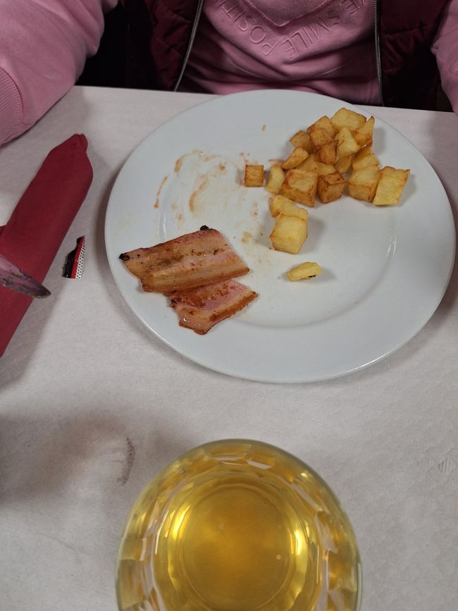 Potatoes with fried egg and bacon