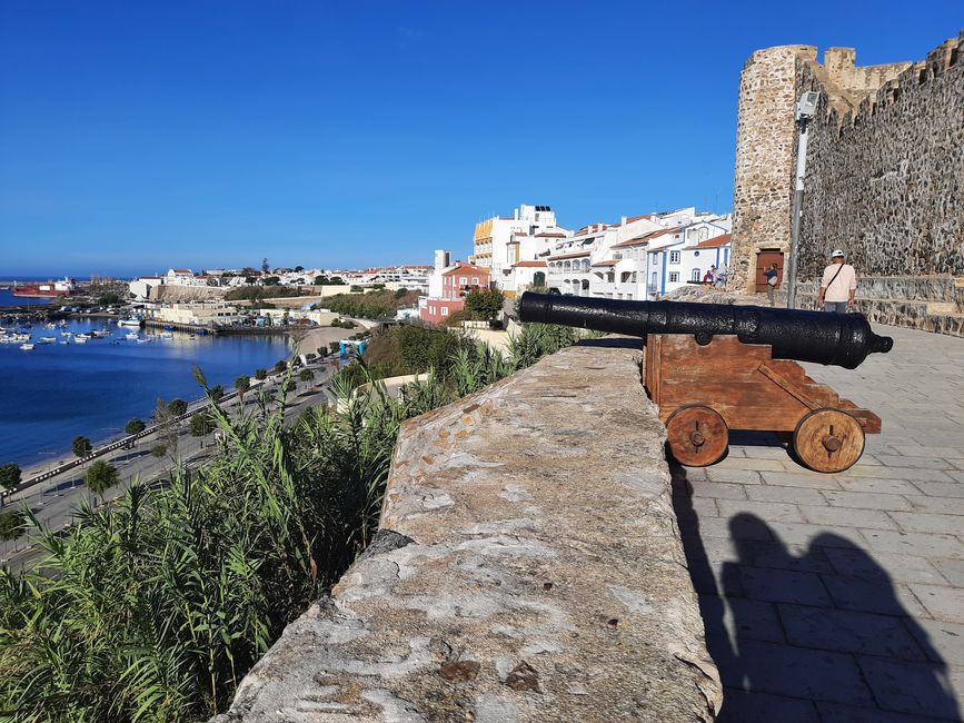 In front of the castle of Sines