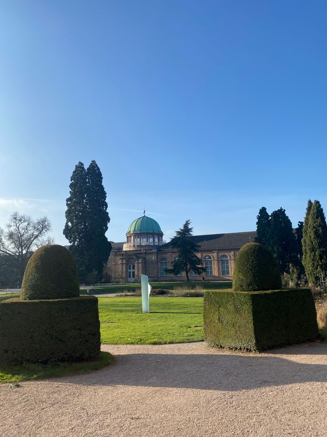 Blick in den Garten mit der renovierten Kuppel der Orangerie