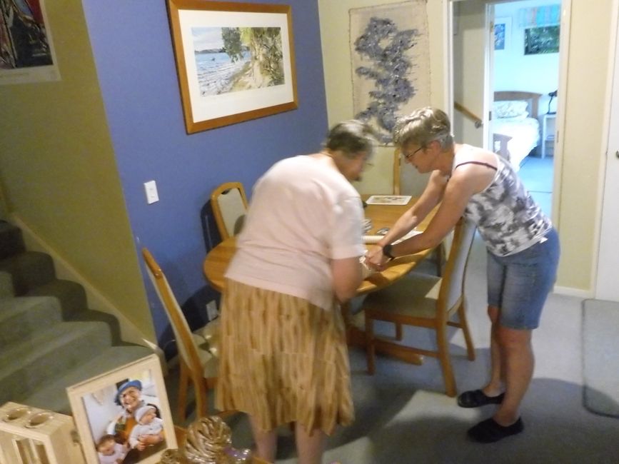Ute hilft Skye beim Päckchen packen