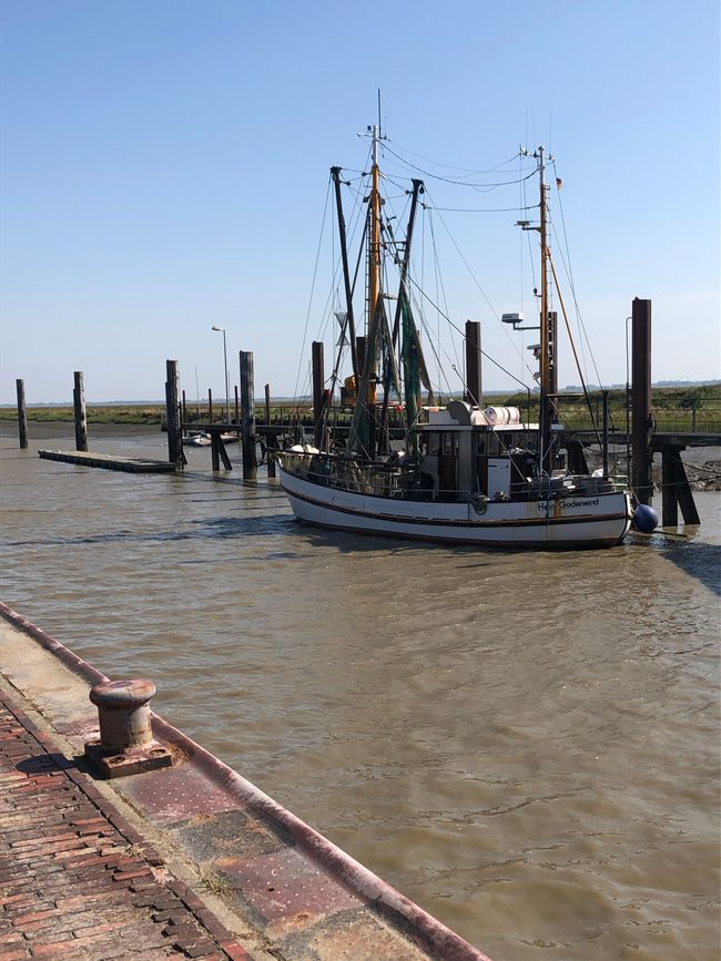 Un barco de pesca de cangrejos en la esclusa