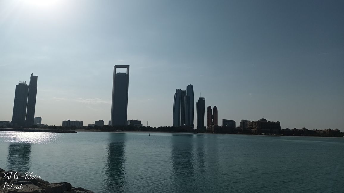 Das Gebäude in der Mitte ist der Hauptsitz derAbu Dhabi National Oil Company (ADNOC Headquarters)