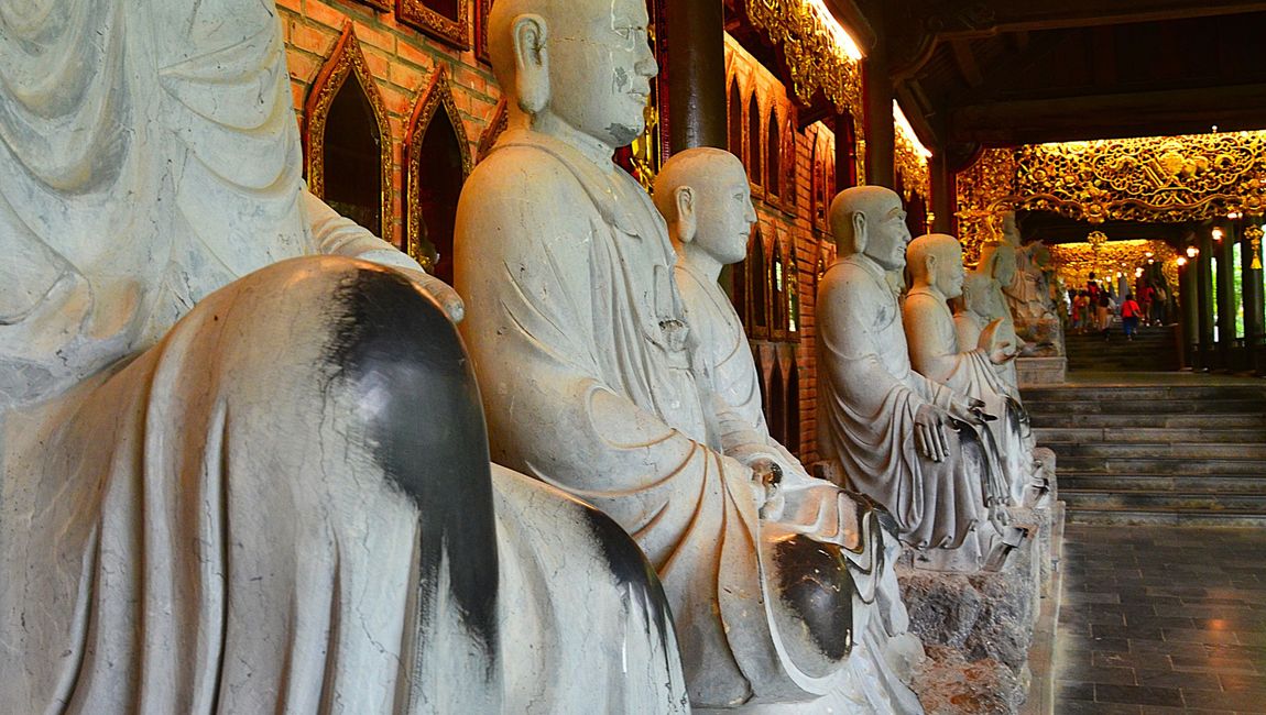 Statue di Buddha nella pagoda di Bai Dinh