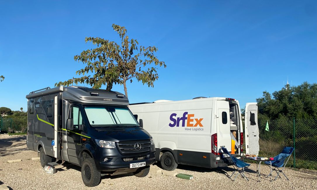 Der schicke 4x4 Hymer "Heidi" von Sarah und David neben der Paketbotin Betty...