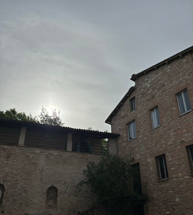 Heute mache ich mich auf den Weg über den Monte Subaio in das mittelalterliche Städtchen Spello