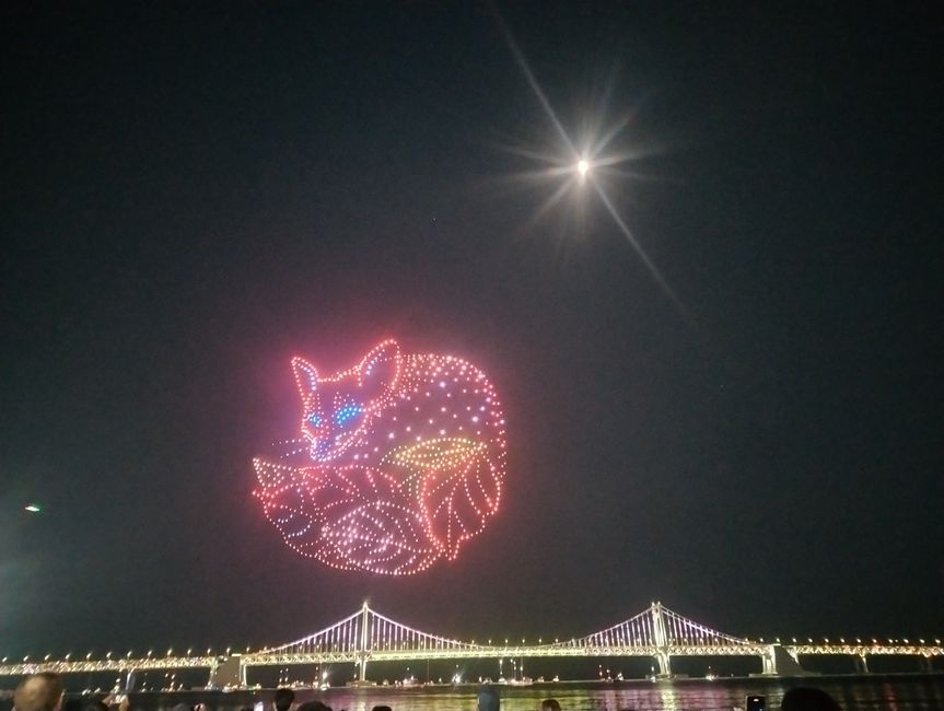 Espectáculo de drones por la noche 