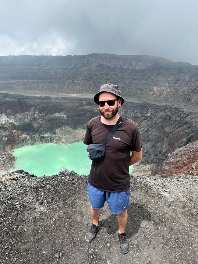 Visitatori al cratere del vulcano Santa Ana