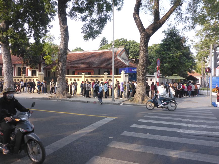La file devant le mausolée Ho Chi Minh