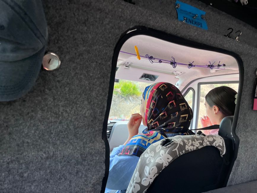 Wir nehmen Hawta und ihre Cousine mit zum Markt - gerade haben die beiden unsere Bonbons für die Straßenkinder entdeckt!