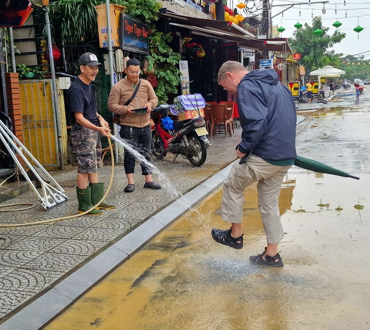 Vorüber die Flut.
Wer sah es wohl, du selig Land, 
wie dich die Welle überwand.