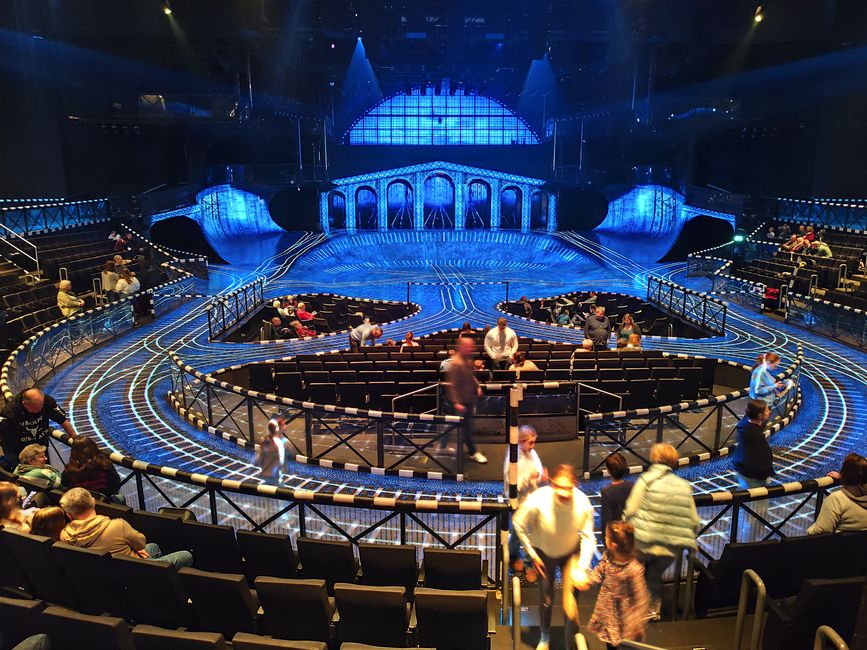 Starlight Express in Bochum - wonderful!! I had my peace in the warmed car and my owner had so much fun!! Afterwards, we had food at the beach bar by the canal (Haus Hölter in Castrop Rauxel). And my owner is as always very caring!🤩