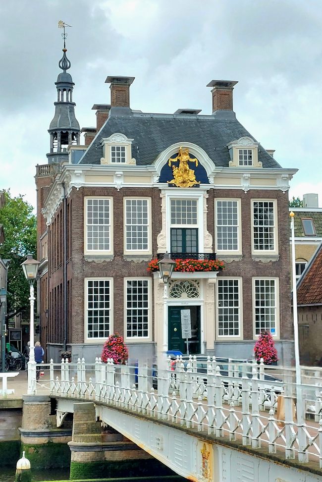 L'hôtel de ville de Harlingen reflète la riche histoire de la ville. Le bâtiment est, à quelques modernisations près, encore dans son état d'origine.
