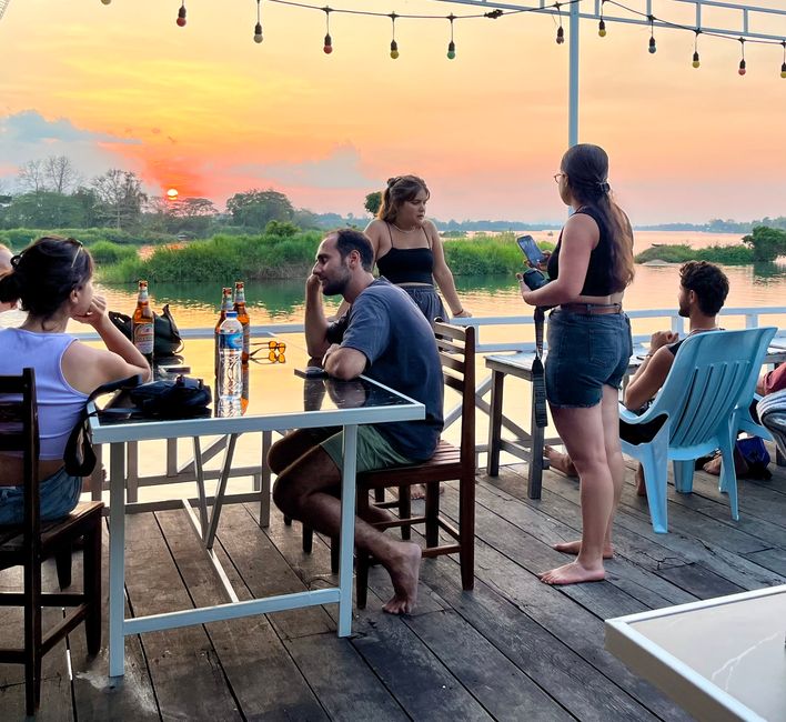 Don Det, turistas disfrutan del atardecer