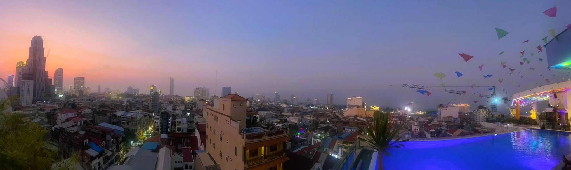 Blick vom Rooftop unseres Hotels über Phnom Penh