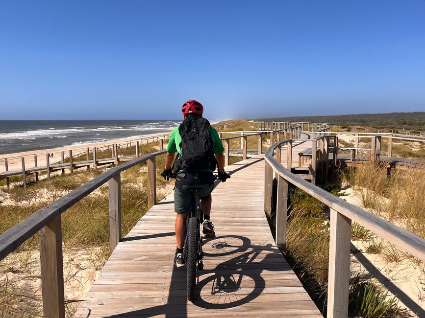 Die vielen Holzstege an der Küste sind eigentlich nicht zum Radfahren gedacht.. Aber a) sind sie meistens menschenleer und b) sind die Portugiesen sehr entspannt