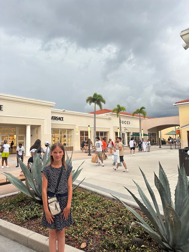 Outlet och 4h of july