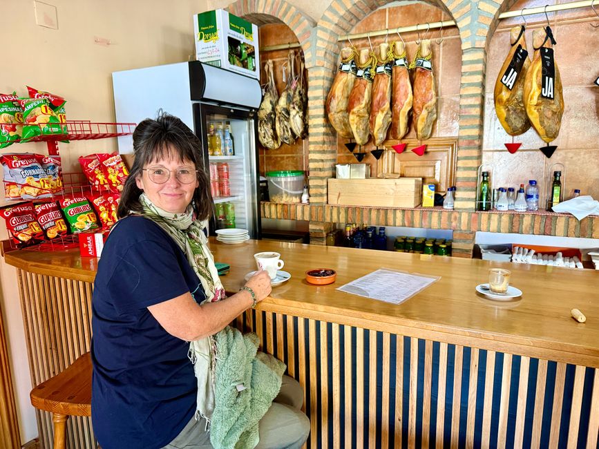 On the way there, I had to refuel AdBlue at a gas station. Next to it was – purely coincidentally – a nice little eatery.