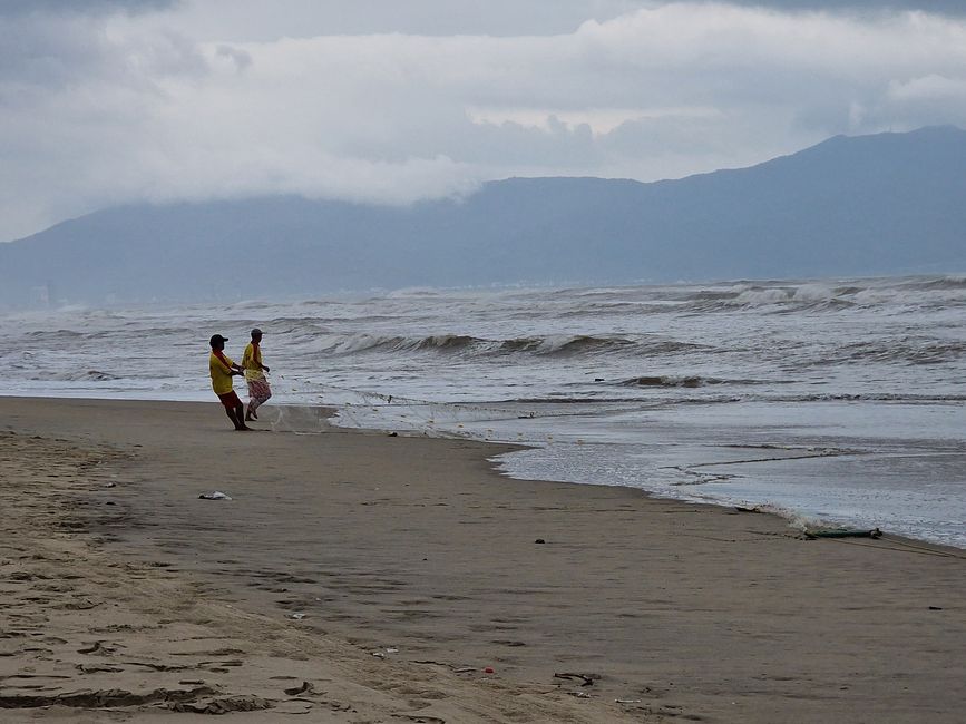 Vorüber die Flut.
Wer sah es wohl, du selig Land, 
wie dich die Welle überwand.