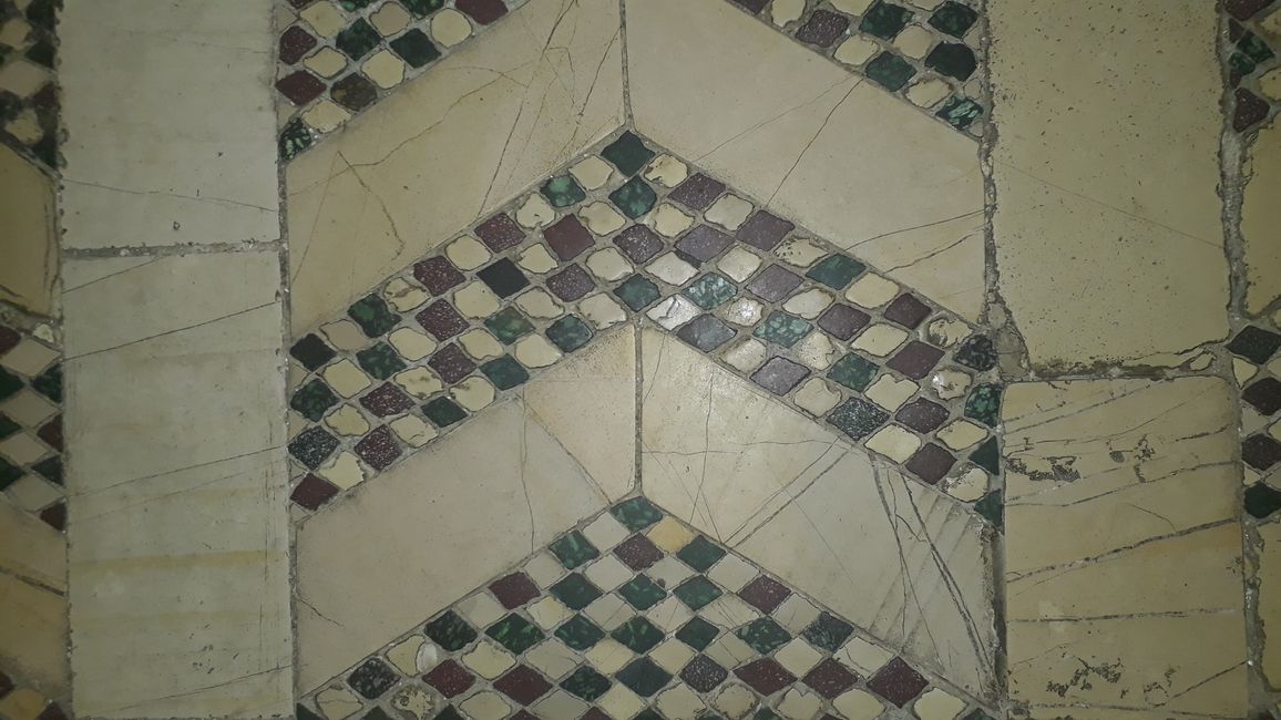 Mosaik der Bodenfliesen im Dom