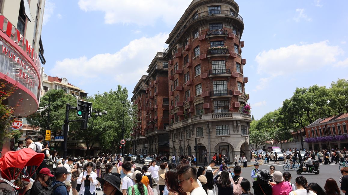 Rassemblement de foule près du bâtiment Wukang
