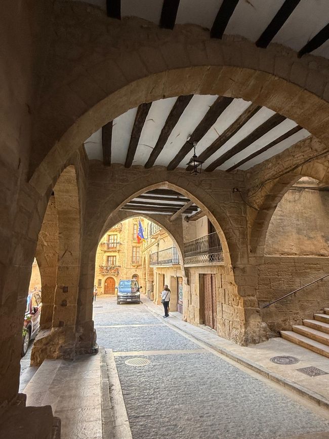 Pflasterstraße, Steinmauer, Steinportal – Calaceite wurde scheinbar für die Ewigkeit gebaut.